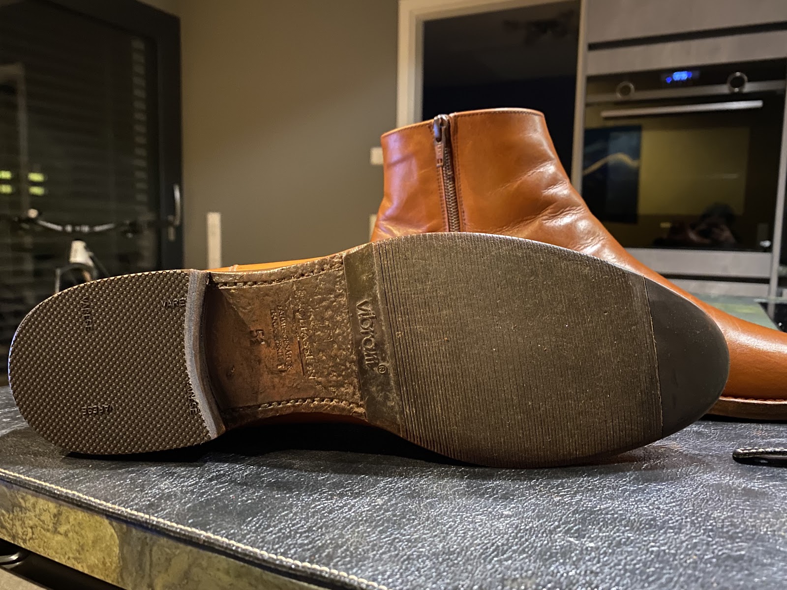 Frisch besohlter brauner Stiefel nach fachgerechter Reparatur