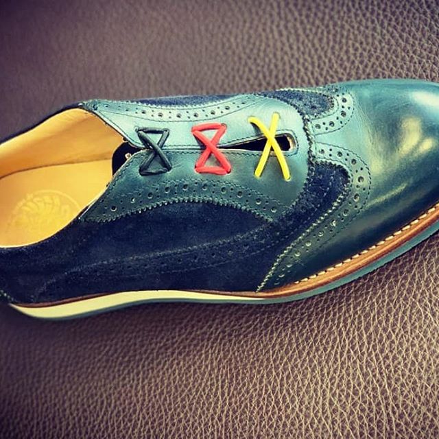Zweifarbiger Budapester Schuh mit bunten Schnürsenkeln, eigene Fertigung