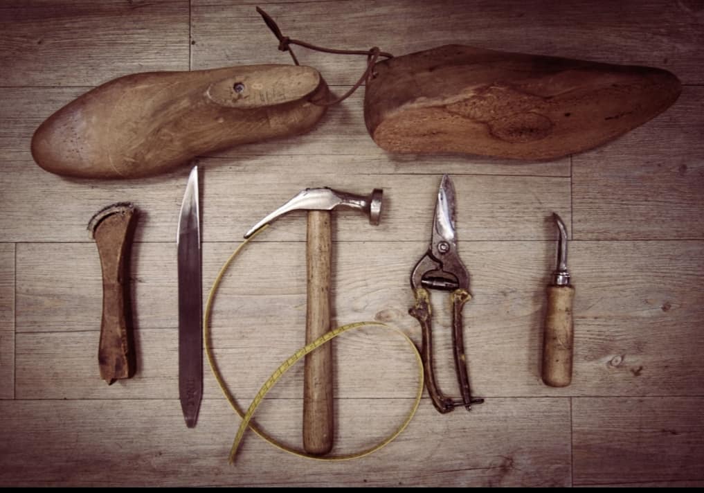 Handwerkszeug des Schuhmachers: Schuhleisten, Hammer, Zwickzange und Maßband